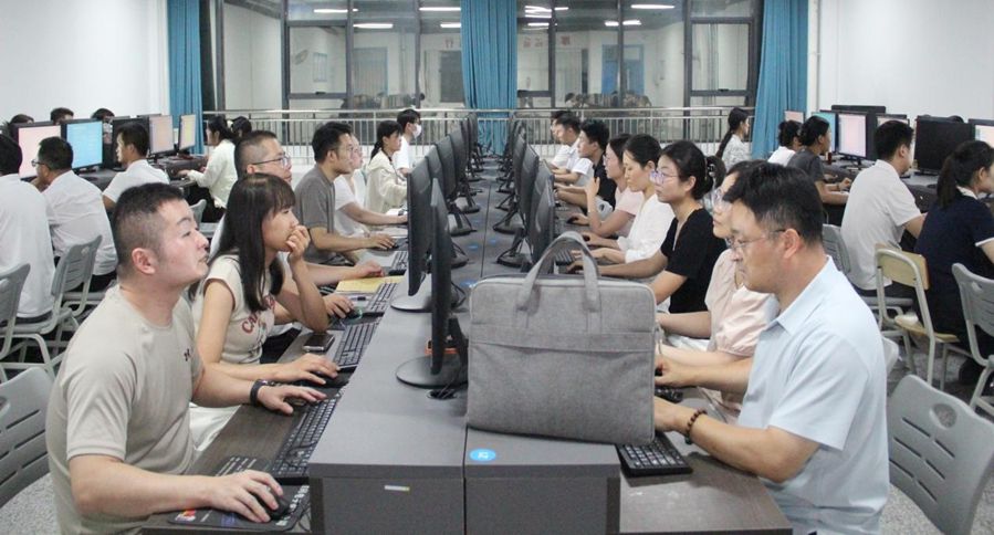 辅导员依托“五育”系统完成线上学习测
